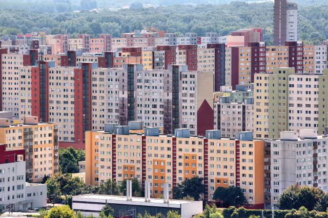 Pokles cen starších bytů se zastavil, lze je však koupit výrazně levněji než v loňském létě